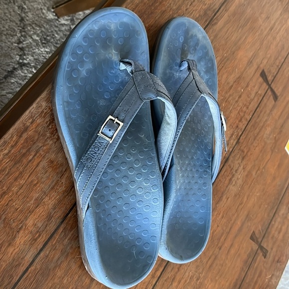 Vionic Blue Flip Flops - Picture 2 of 4